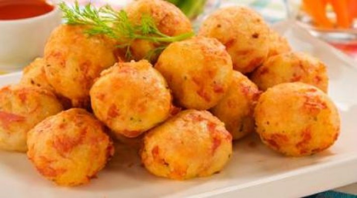 Bolinho de arroz com mortadela